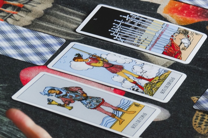 Tarotkaarten uitgelegd op een tafel